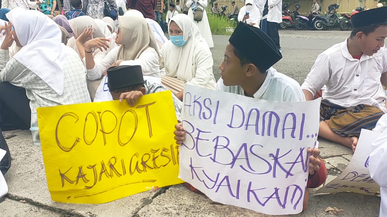 Para santri Ponpes Al Ibrohimi saat menggelar aksi demo di kantor Kejari Gresik. foto: ist.