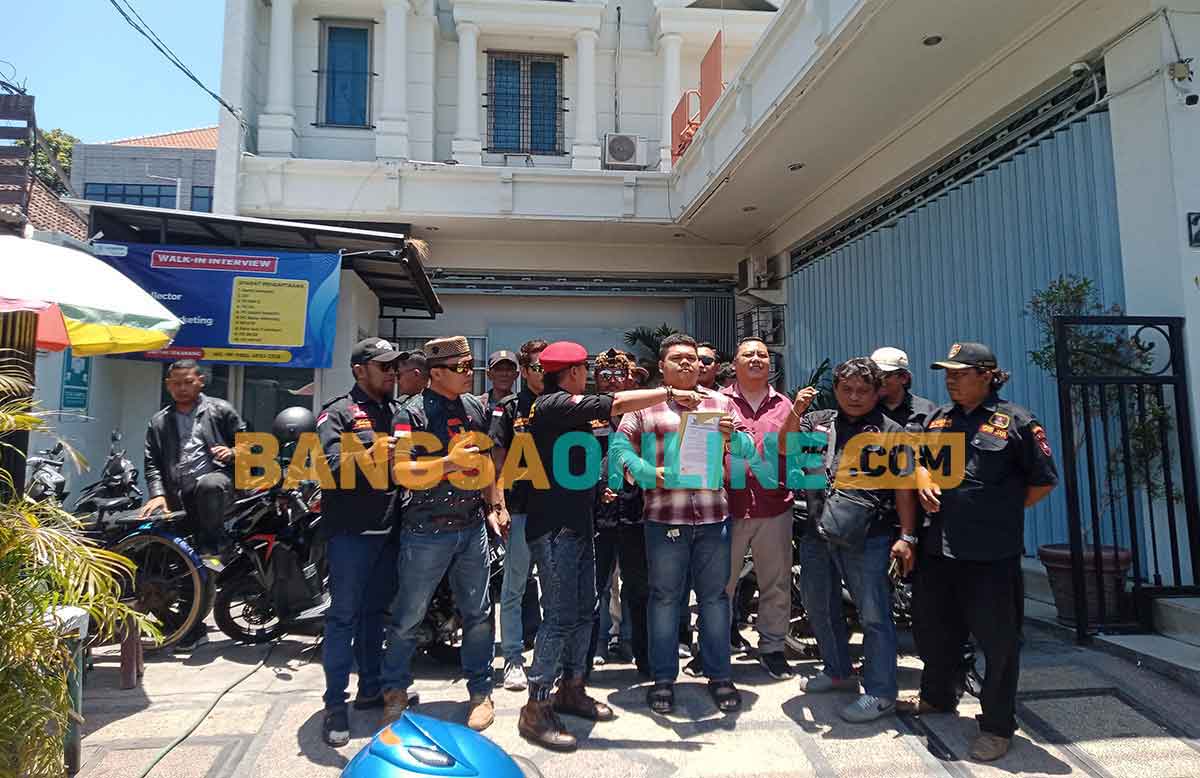 Anggota DPC GRIB Jaya Kota Probolinggo mendatangi kantor FIF Group di Jalan Panglima Sudirman. Foto: SUGIANTO/BANGSAONLINE