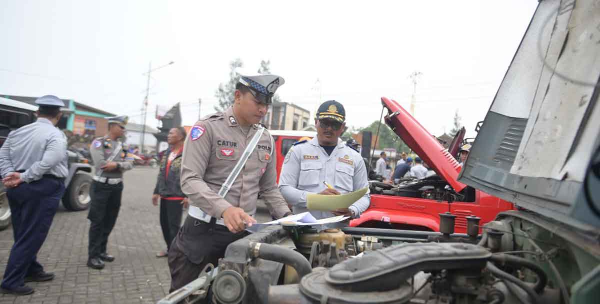 Ramp check yang dilakukan petugas dari Satlantas Polres Pasuruan.