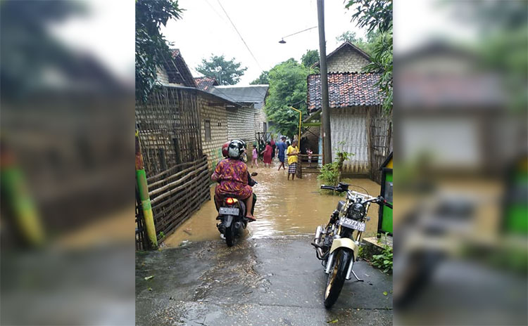 Banjir yang merendam salah satu kawasan di Pamekasan.