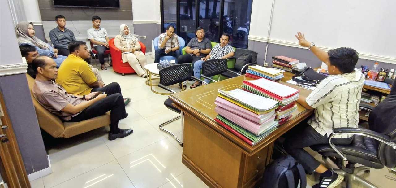 Ketua Satgas Yuridis Kantor Pertanahan Gresik, Wasono Gigih Lanang Sejati saat rapat koordinasi  dengan  seluruh tim teknis lapangan. FOTO: ist.
