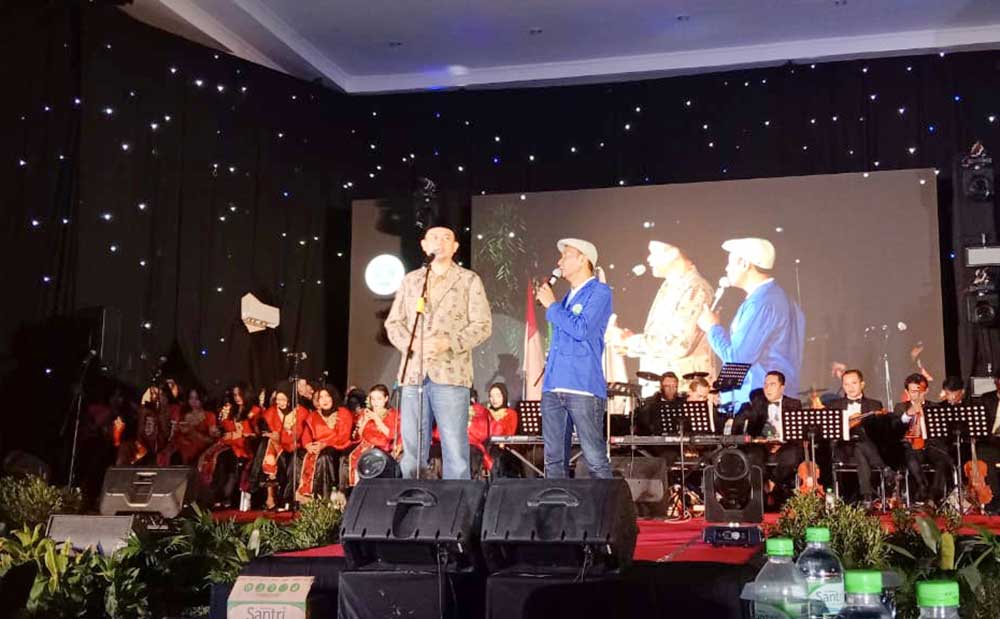 Cak Lontong saat mengisi acara Gala Night Satu Dasawarsa Umaha Sidoarjo.