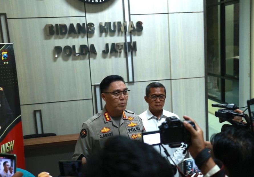 Kabid Humas Polda Jatim, Kombes Pol Jules Abraham Abast saat memberikan keterangan pers