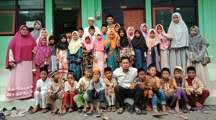 Kepala Sekolah, segenap guru, dan para santri Thoriqul Huda foto bersama.