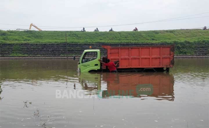 Truk yang nekat menerjang banjir di raya Porong akhirnya mogok. 