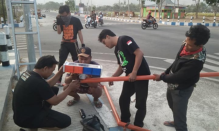 Sejumlah relawan saat memasang warning lamp di perempatan JLS.