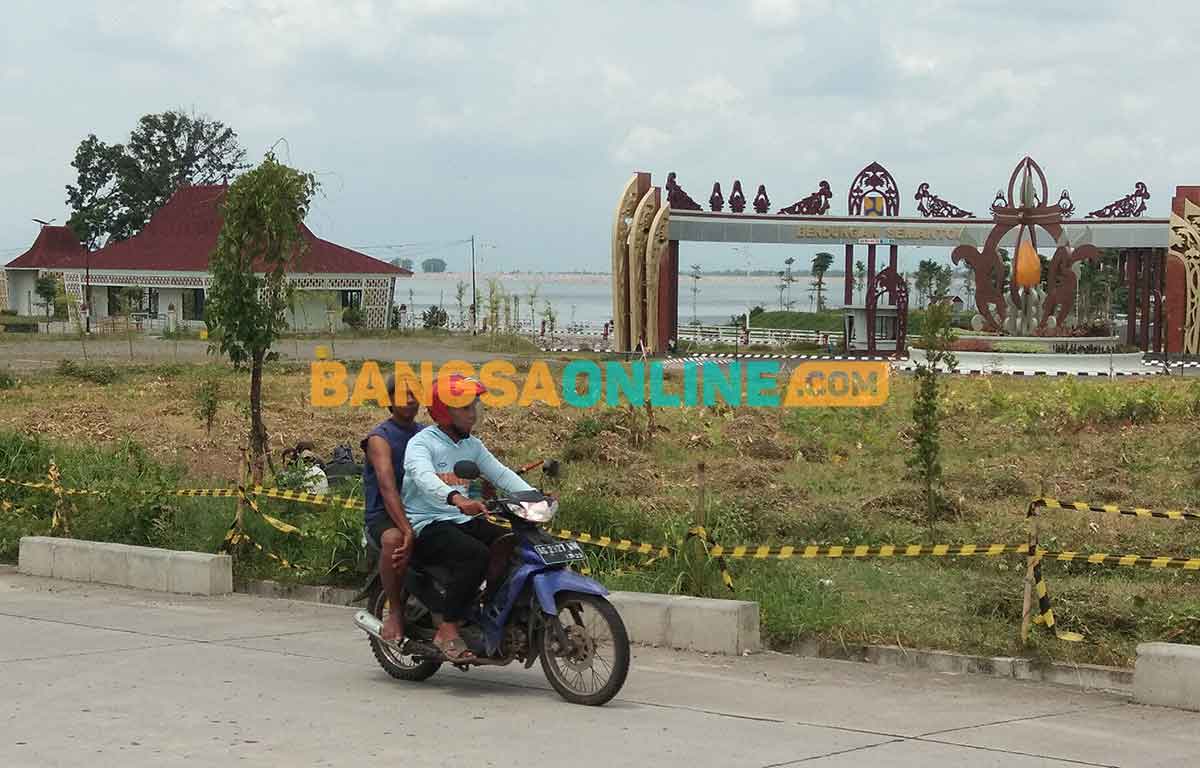 Warga saat melintasi Bendungan Semantok di Nganjuk yang masih ditutup. Foto: BAMBANG DWI JULIANTO