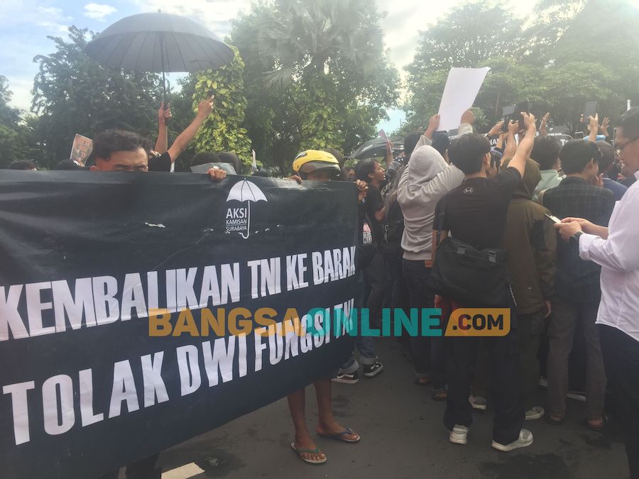 Rakyat saat aksi kamisan menolak RUU TNI di depan Grahadi saat Khofifah, Kapolri dan Mendagri mengikuti apel Operasi Ketupat 2025. Foto: Rusmiyanto/BANGSAONLINE