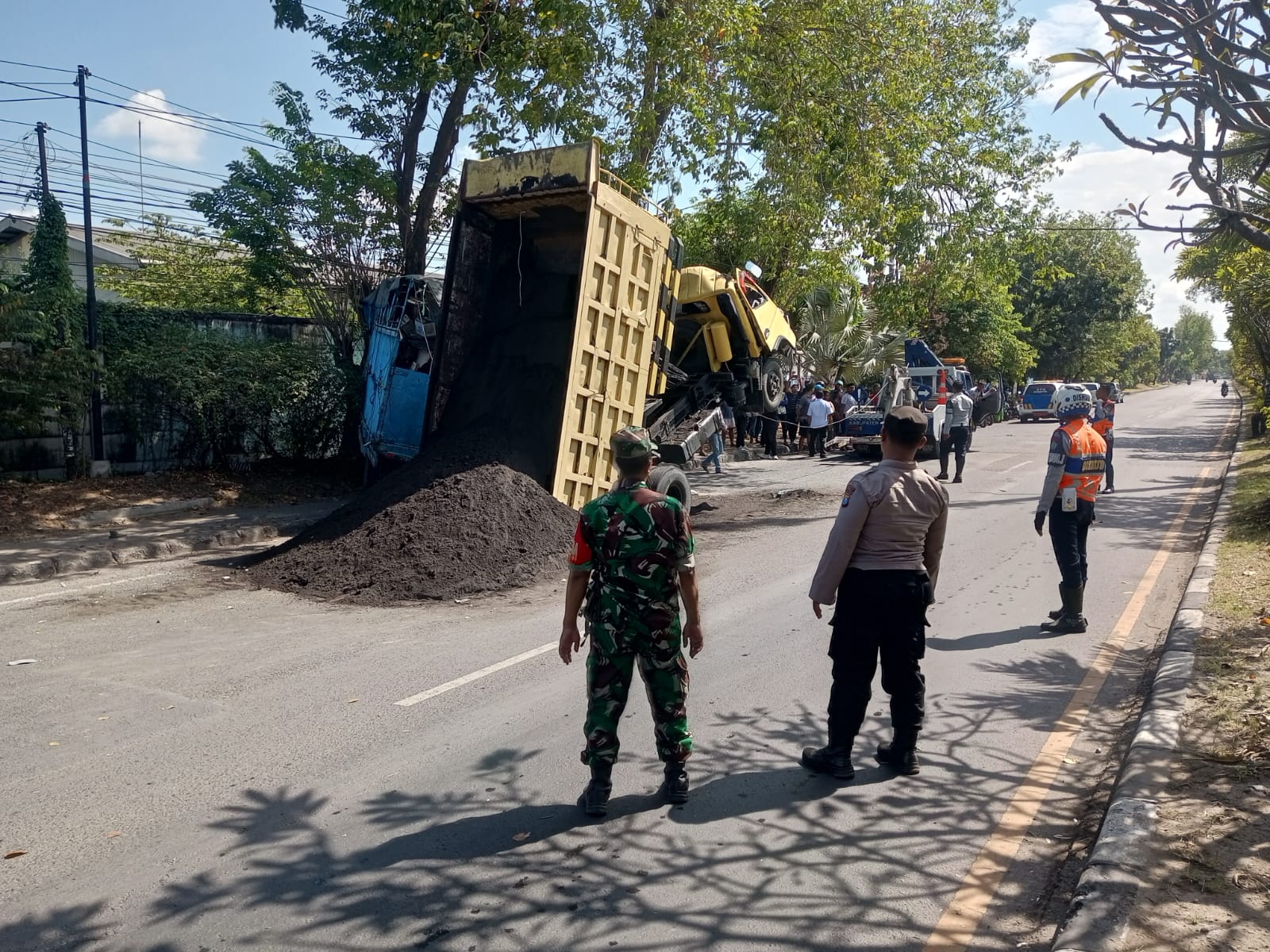 Kondisi Dump Truk yang menabrak mobil colt diesel di TKP