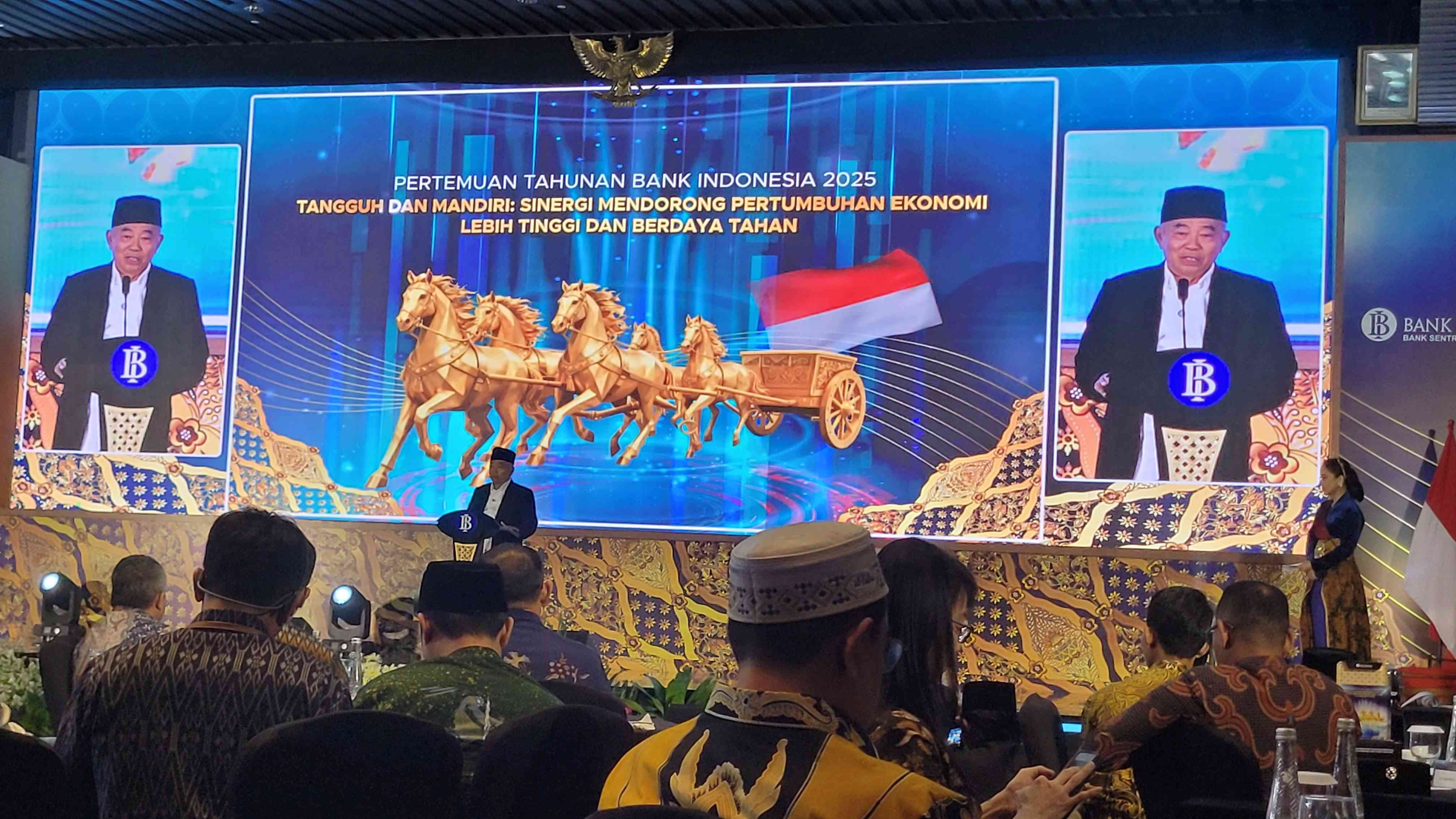  Prof Dr KH Asep Saifuddin Chalim, MA, saat menyampaikan testimoni dalam acara Pertemuan Tahunan  2025 yang digelar Bank Indonesia Provinsi Jawa di Hotel Double Tree Jalan Tunjungan Surabaya, Jumat (28/11/2025) malam.  Foto: MMA/bangsaonline