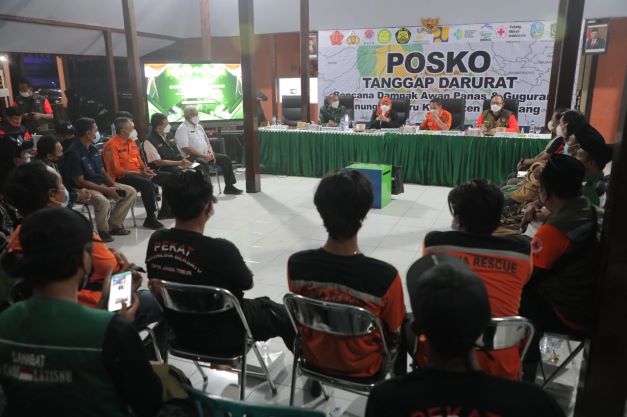 Suasana silaturahim Gubernur Jawa Timur Khofifah Indar Parawansa dengan para relawan yang membantu penanganan bencana Awan Panas Guguran (APG) Gunung Semeru di Posko Tanggap Darurat  di Kantor Kecamatan Pasirian, Kab. Lumajang, Selasa (7/12) malam. Foto: Humas Pemprov Jatim