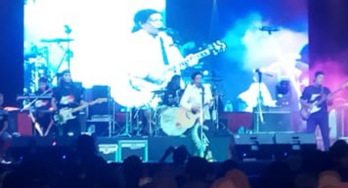 Sodiq Monata saat menghibur hadirin dalam Panggung Seni dan Budaya di Mojokerto yang digelar Gus Barra.
