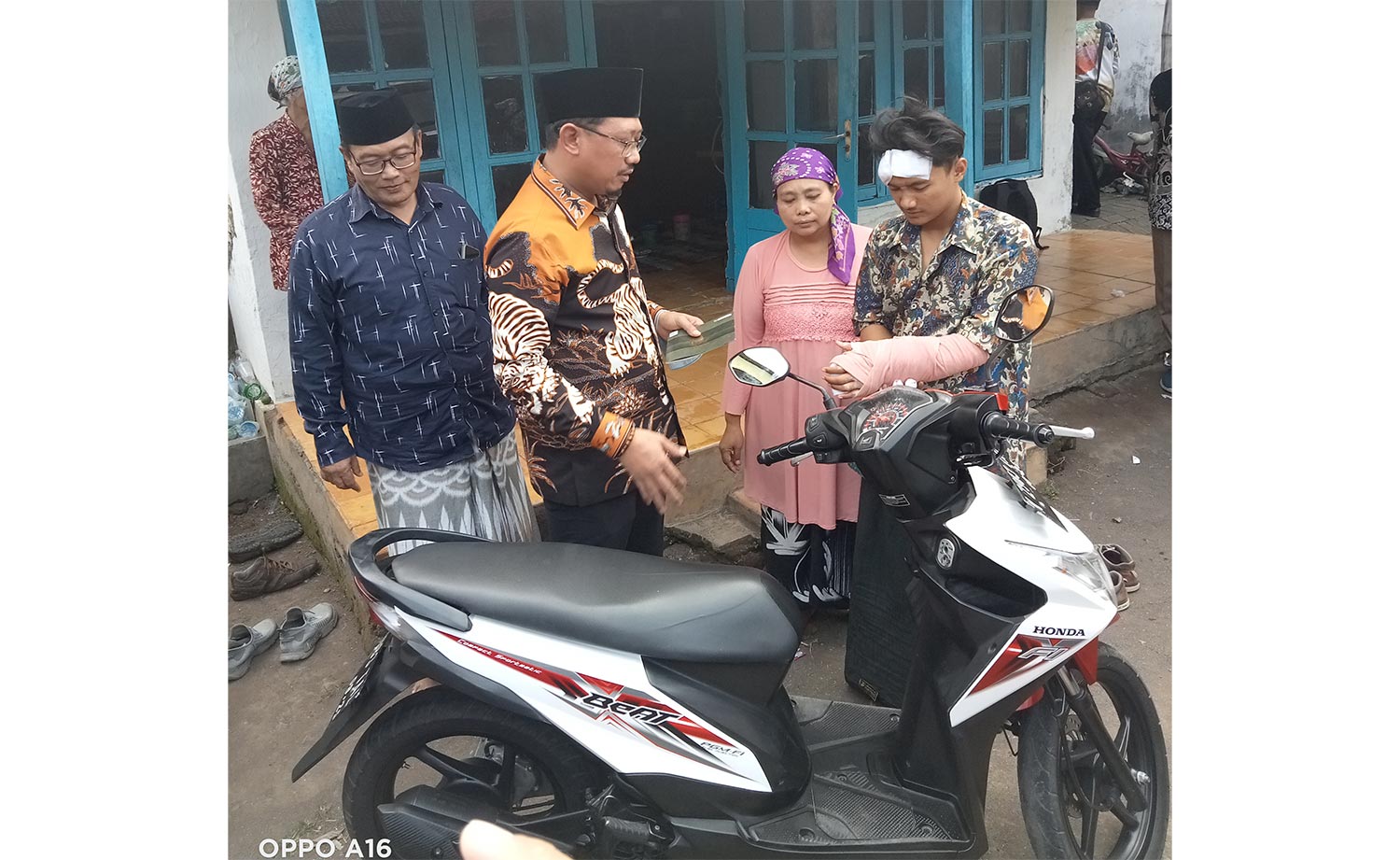 Sudiono Fauzan saat menjenguk Sofi, korban begal sepeda motor.