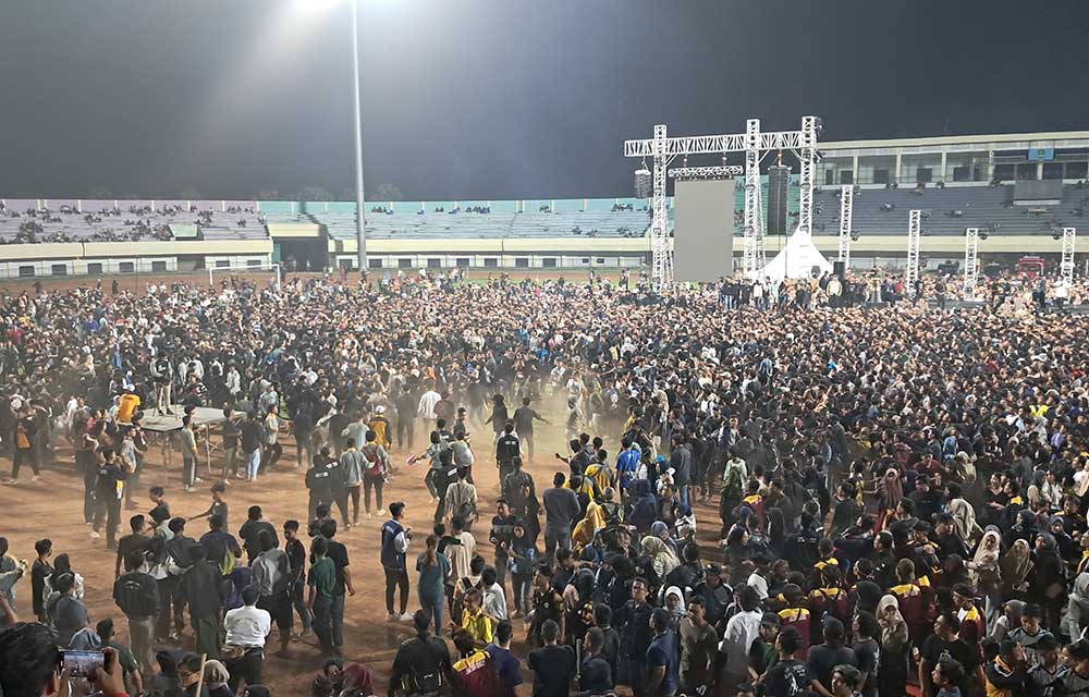 Kericuhan konser pembukaan Porkab VIII Tuban di TSC.