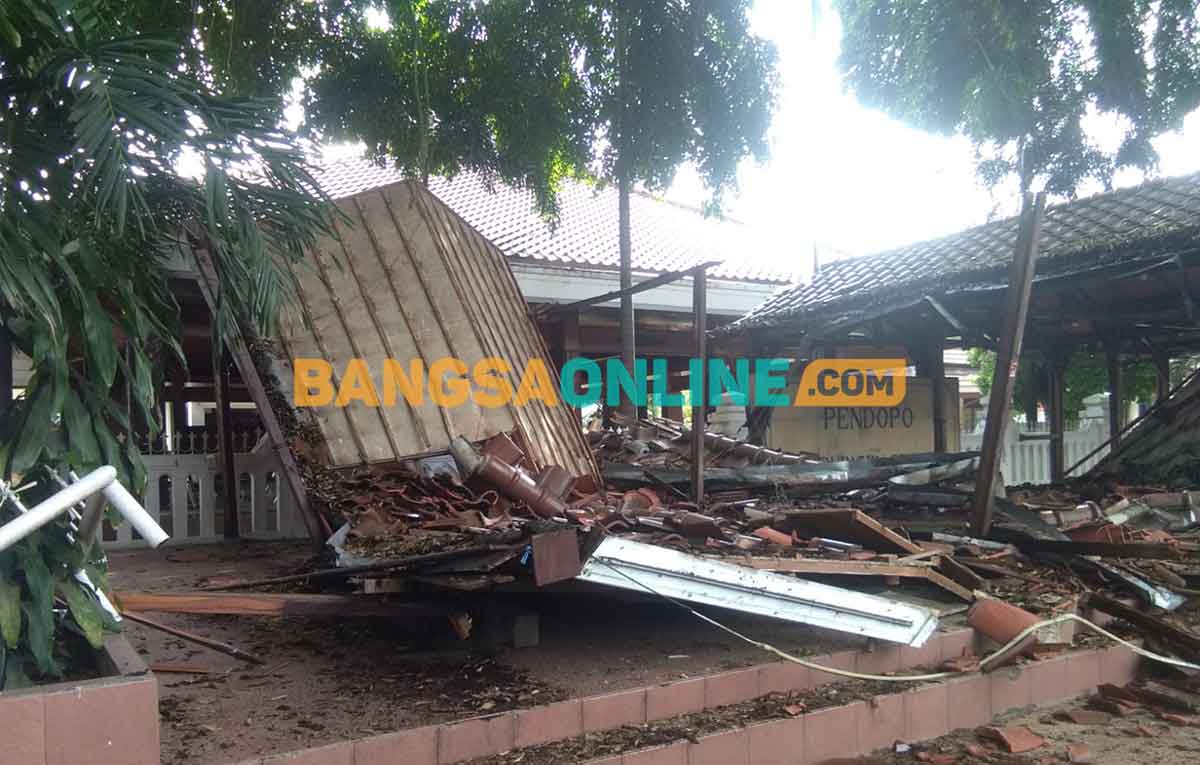 Bangunan Pendopo Bupati Gresik bagian depan di Jalan KH Wachid Hasyim yang ambruk. Foto: SYUHUD/BANGSAONLINE