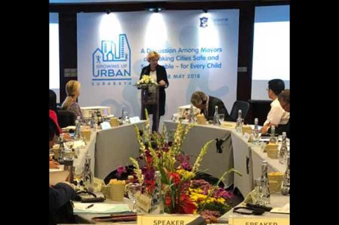 Direktur Regional EAPRO, Karin sedang pidato di depan peserta pertemuan yang membahas kota layak anak di Surabaya. 
