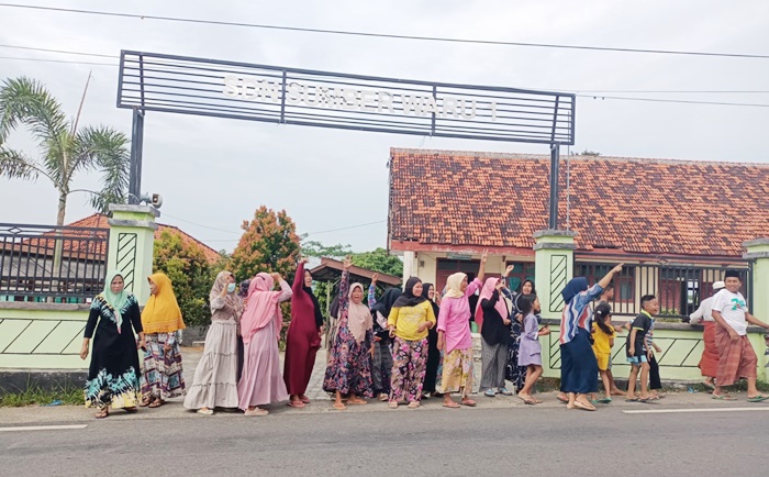 Emak-Emak wali murid bersama para siswa saat melakukan aksi demo.