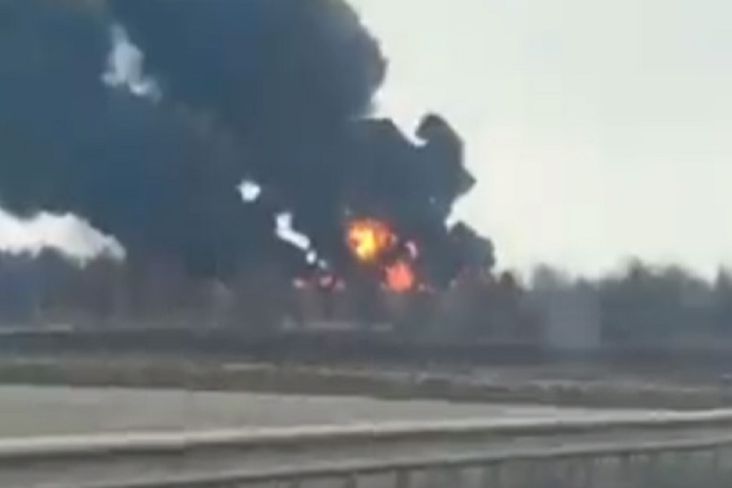 Asap mengepul dari lapangan terbang Angkatan Udara Ukraina di Vinnytsia yang diserang 8 rudal presisi tinggi Rusia pada hari Minggu. Moskow umumkan hampir seluruh pesawat tempur Ukraina sudah dihancurkan. Foto: Screenshot Twitter @ua_parliament/ sindonews.com