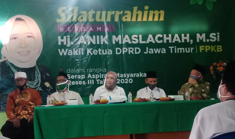 Anik Maslachah, M.Si., Wakil Ketua DPRD Jawa Timur melaksanakan kegiatan serap aspirasi masyarakat reses III 2020 di Kantor MWC NU Kecamatan Buduran, Sidoarjo. (foto: DIDI ROSADI/ BANGSAONLINE)