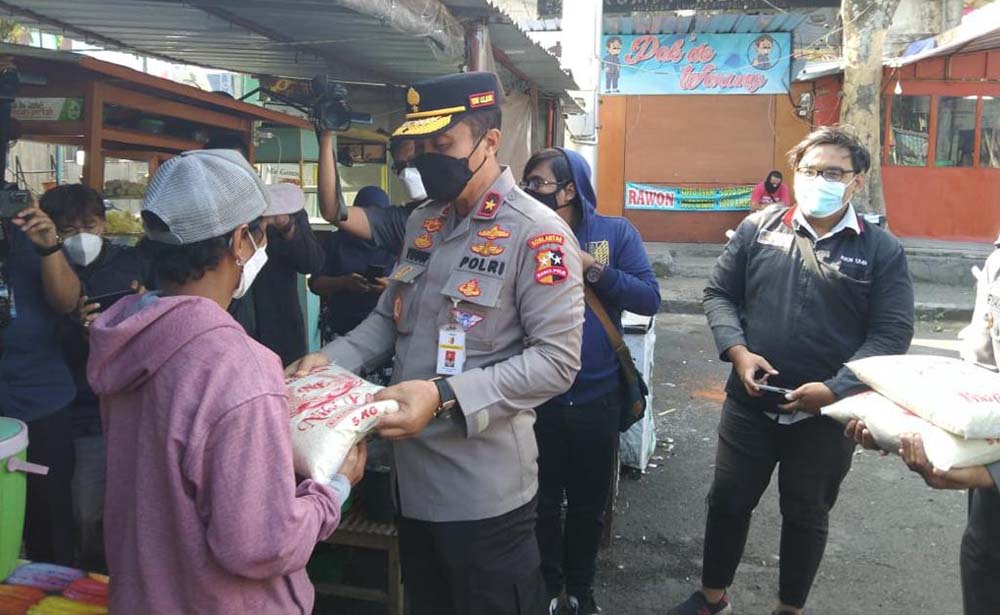 Brigjen Pol Yusuf saat memberikan sembako kepada salah satu PKL di sekitar Alun-Alun Kota Batu.