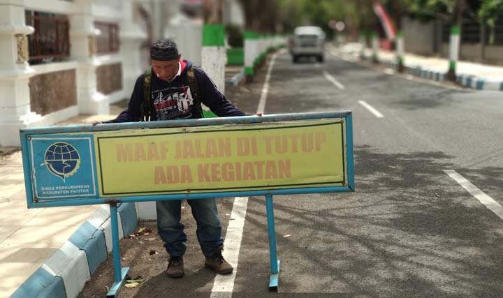 Rambu penutup jalan milik Dishub Pacitan yang menyebabkan pengendara motor terjatuh. foto: YUNIARDI SUTONDO/ BANGSAONLINE