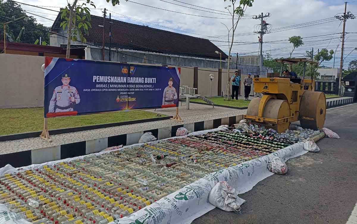 Pemusnahan botol miras hasil Operasi Pekat Semeru 2025 di Mapolres Blitar.