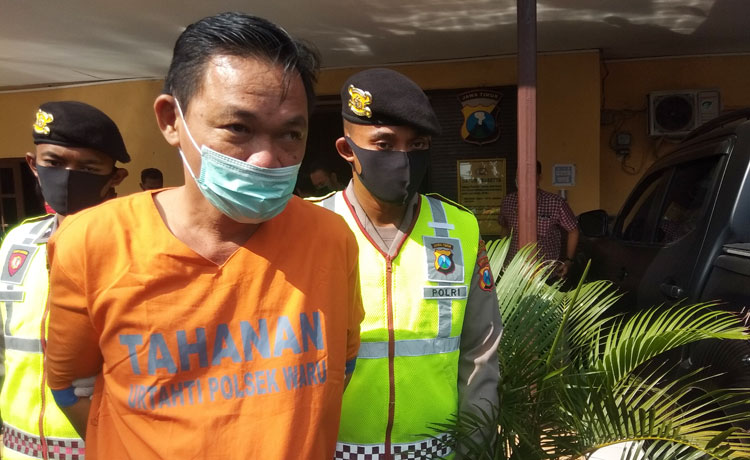 Tersangka Liong Kong Yong saat digelandang ke Mapolsek Waru.