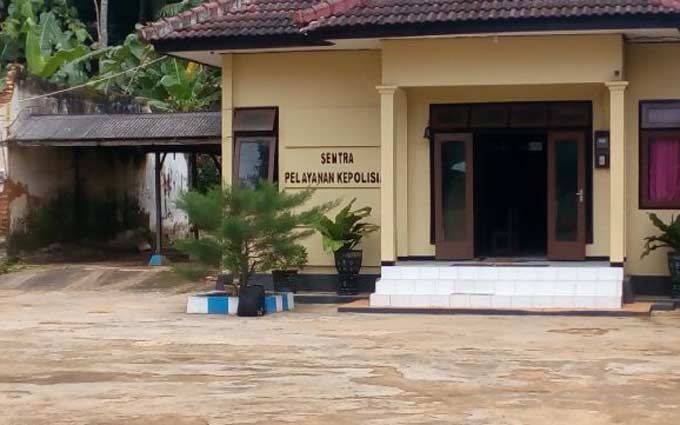 Tas hitam diduga berisi bom yang ditinggalkan pria misterius di halaman Mapolsek Gapura, Sumenep. foto: RAHMATULLAH/ BANGSAONLINE