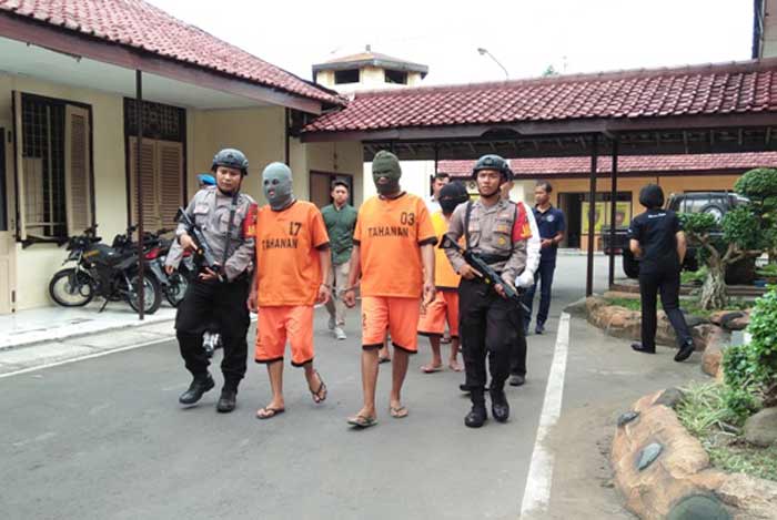 Dua pelaku pengedar sabu jaringan Lapas Madiun yang ditangkap di Blitar. 