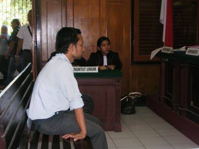 Ratno Edi Sulistyowidi saat mengikuti sidang, beberapa waktu lalu. Foto:dokumen nur faishal/BANGSAONLINE