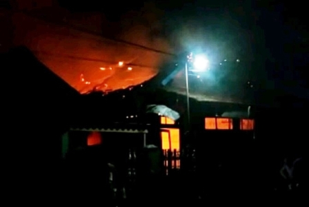 Tampak saat bengkel itu dilahap api. 