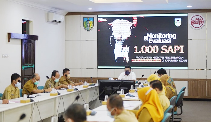 Bupati Kediri Hanindhito Himawan Pramana saat memimpin rapat evaluasi dengan para stafnya. foto: ist.