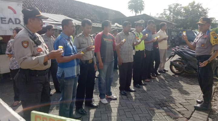 Anggota yang bertugas di Mapolsek Gedangan saat hendak dites urine.