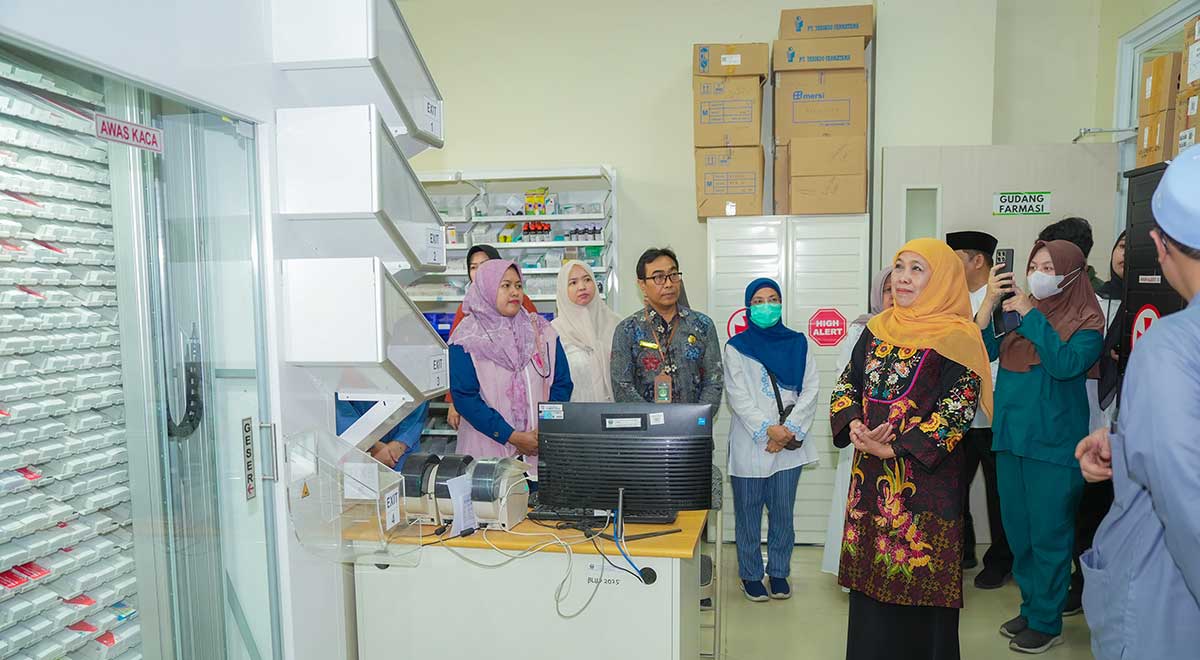 Gubernur Khofifah saat meninjau pelayanan di RSUD Syamrabu Bangkalan.