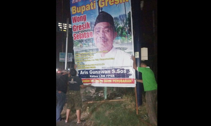 Relawan memasang baliho Aris Gunawan. foto: ist