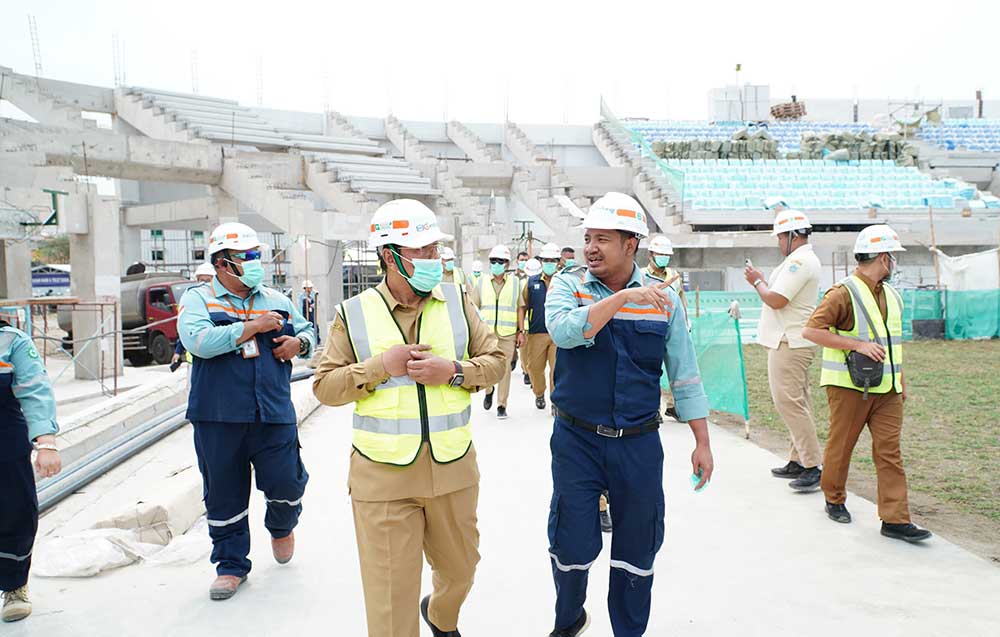 Plt. Bupati Lamongan Abdul Rouf saat meninjau pembangunan Stadion Surajaya.