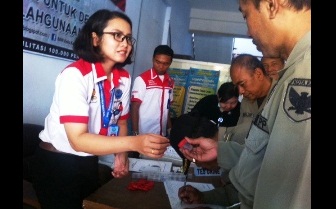 Salah satu anggota BNN Kota Kediri saat melakukan tes urin kepada anggota Satpol PP. foto: arif kurniawan/BANGSAONLINE