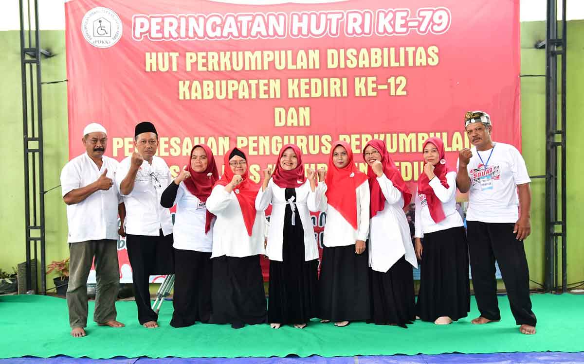 Ketua PDKK, Umi Salamah (tengah), bersama jajaran pengurus. Foto: Ist