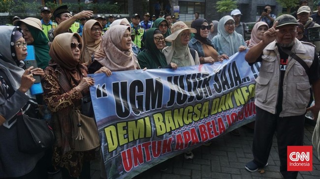 Ratusan massa - didominasi kaum emak-emak - yang mengatasnamakan Tim Pembela Ulama dan Aktivis (TPUA) saat mendatangi Fakultas Peternakan Universitas Gadjah Mada (UGM), Sleman, DIY, Selasa (15/4/2025). Mereka menuntut UGM jujur soal ijazah Jokowi yang diduga palsu. Foto: CNN
