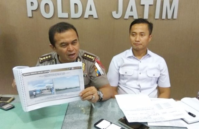  Kabidhumas Kombes Pol Frans Barung Mangera (kiri) didampingi Kasubdit Hardabangtah Direskrimum Polda Jawa Timur AKBP Ruruh Wicaksono.