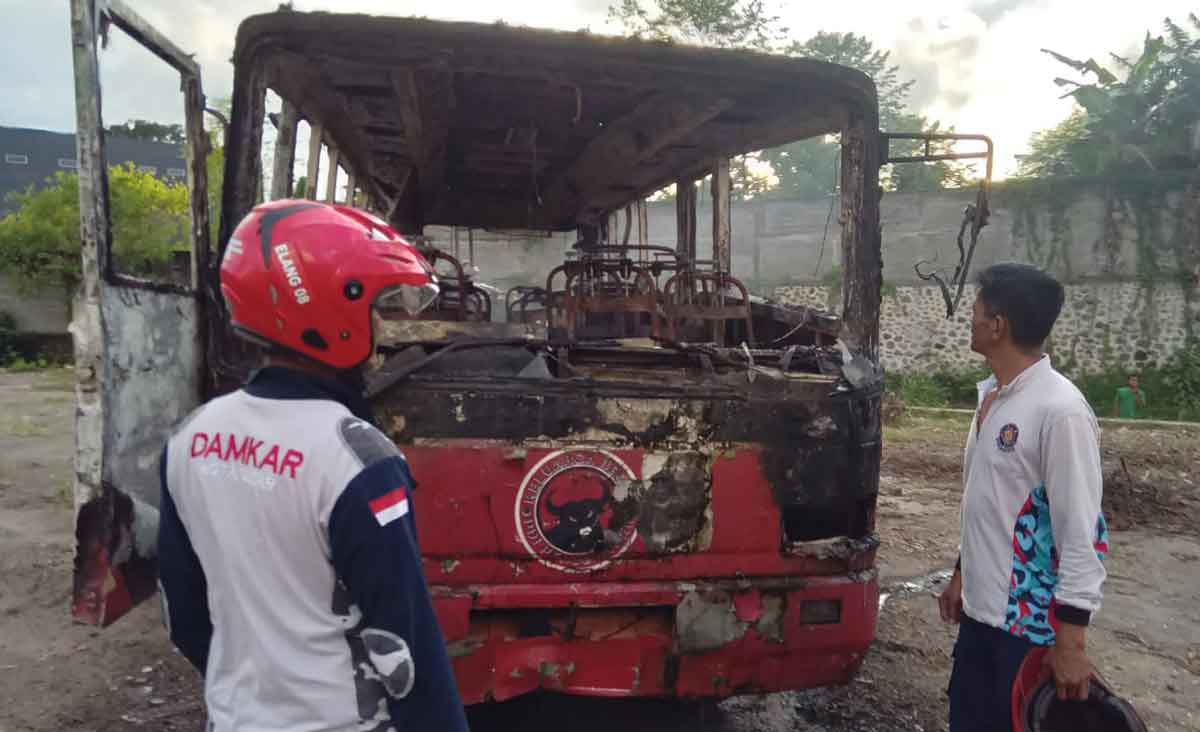 Petugas saat melakukan evakuasi bus PDIP yang hangus dibakar 2 bocah SD di Kota Blitar.
