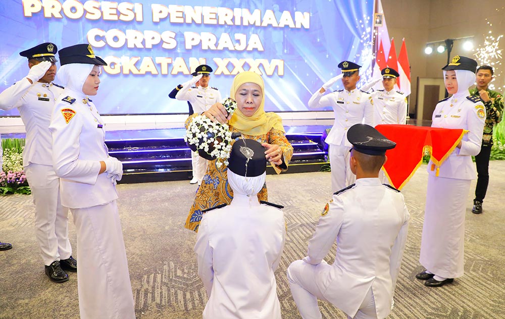 Gubernur Khofifah turut melakukan prosesi penyiraman air bunga dalam penerimaan Korps Praja Angkatan XXXVI.