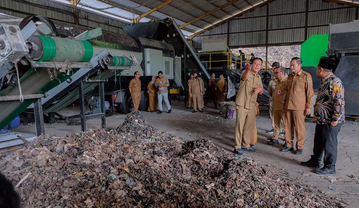 Bupati Gresik ketika mendampingi Bupati Lamongan belajar pengolahan sampah di TPA Ngipik. Foto: Ist