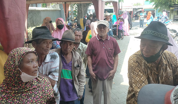 Sejumlah lansia di Bojonegoro saat mengantre untuk mendapatkan uang bansos Rp500 ribu dari Pemprov Jatim. Foto: EKY NURHADI/BANGSAONLINE