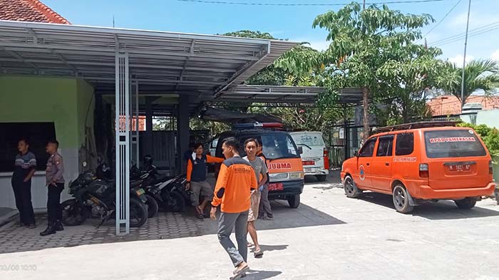 Petugas FRPB Kabupaten Pamekasan saat berada di rumah duka.