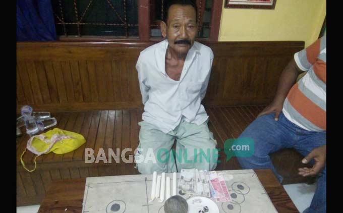 SM saat diamankan di Mapolsek Bangilan. foto: AHMAD/ BANGSAONLINE