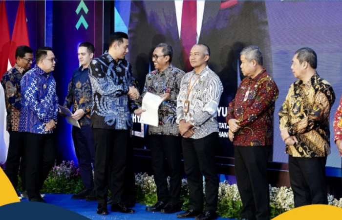 Cegah Terjadinya Pungli, AHY Serahkan Sertifikat Elektronik di Jawa Timur