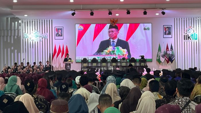 Dr. H. Miftahul Munir SKM, Rektor IIKNU Tuban, saat memberi sambutan di acara wisuda