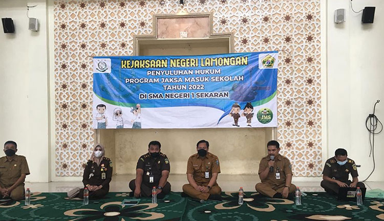 Kasi Intel Kejari Lamongan, Condro Maharanto, dan Tim saat memberi penyuluhan hukum dalam program jaksa masuk sekolah di SMAN 1 Sekaran.
