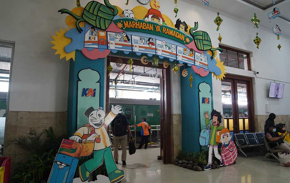 Gapura nuansa lebaran di Stasiun Madiun.